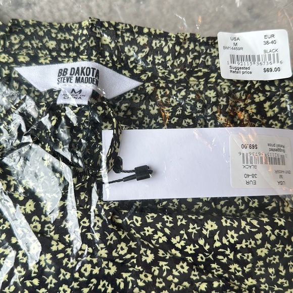 NWT! BB Dakota by Steve Madden | Cotton Valle Flutter Sleeve Blouse - Black - Picture 8 of 8